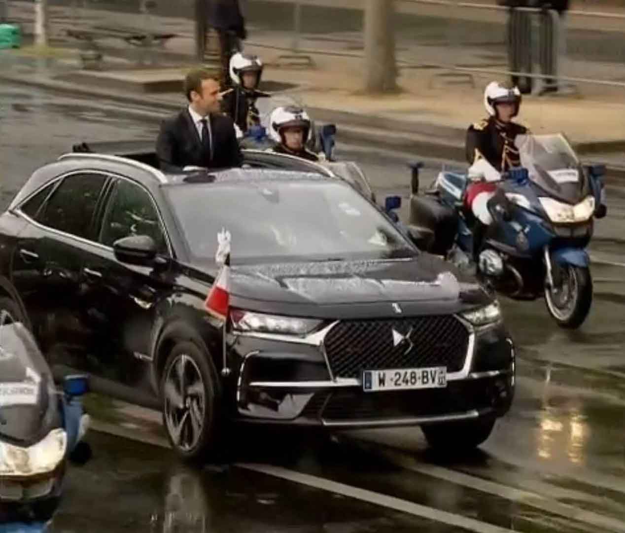 El nuevo presidente francés desfila ante los ciudadanos en un DS 7 Crossback