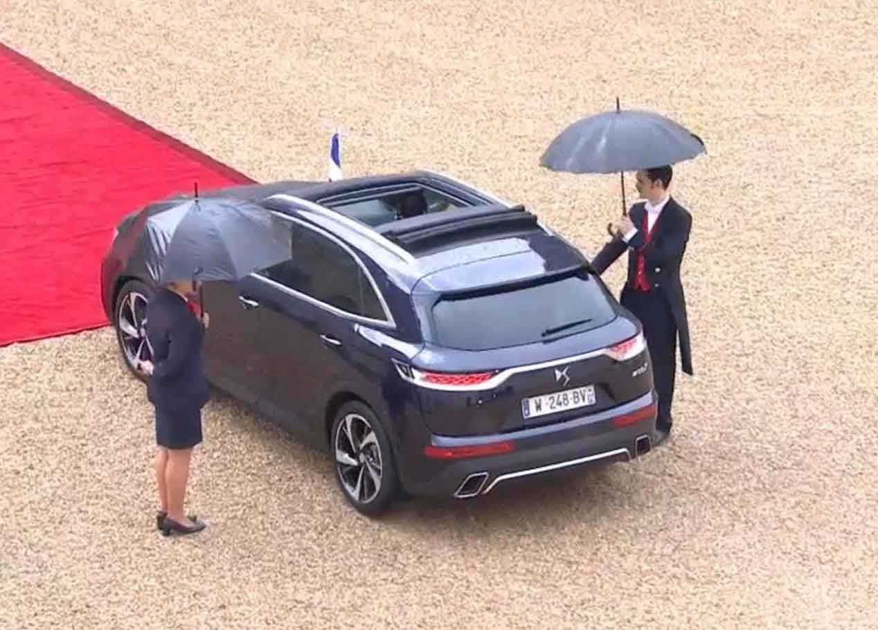 El nuevo presidente francés desfila ante los ciudadanos en un DS 7 Crossback