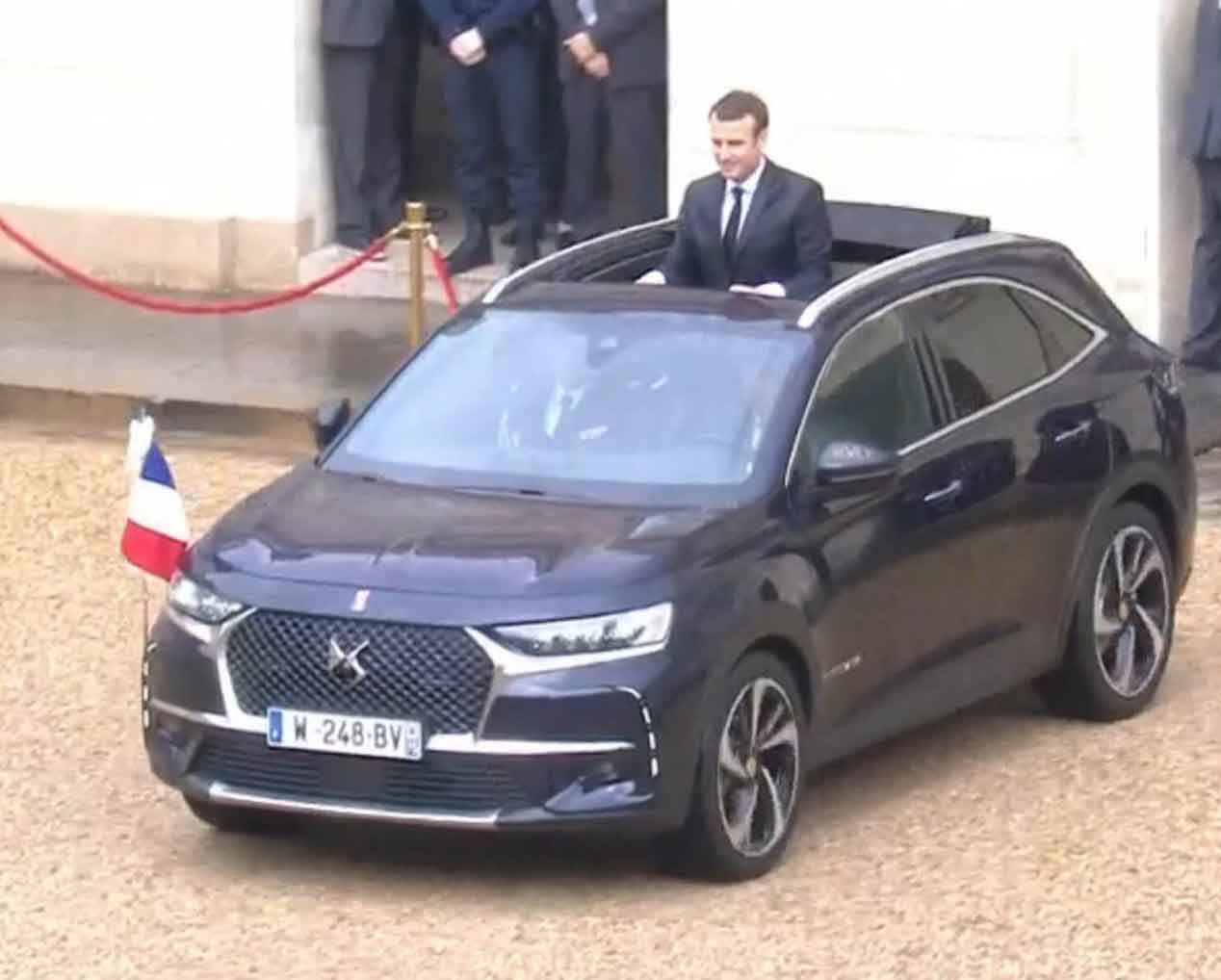 El nuevo presidente francés desfila ante los ciudadanos en un DS 7 Crossback