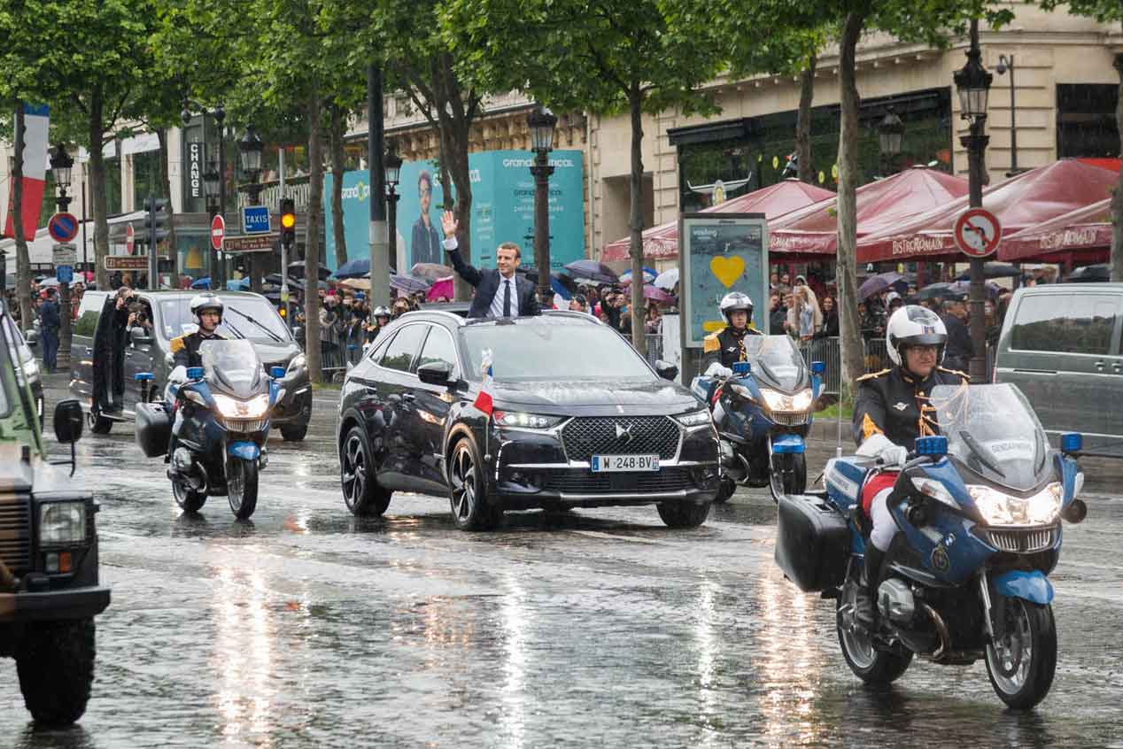El nuevo presidente francés desfila ante los ciudadanos en un DS 7 Crossback