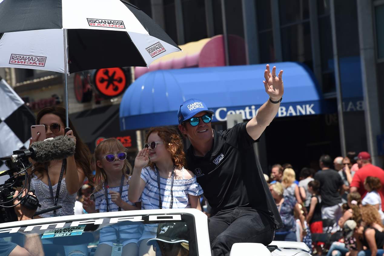 500 Millas de Indianápolis: Alonso y Linda Morselli, en el desfile previo