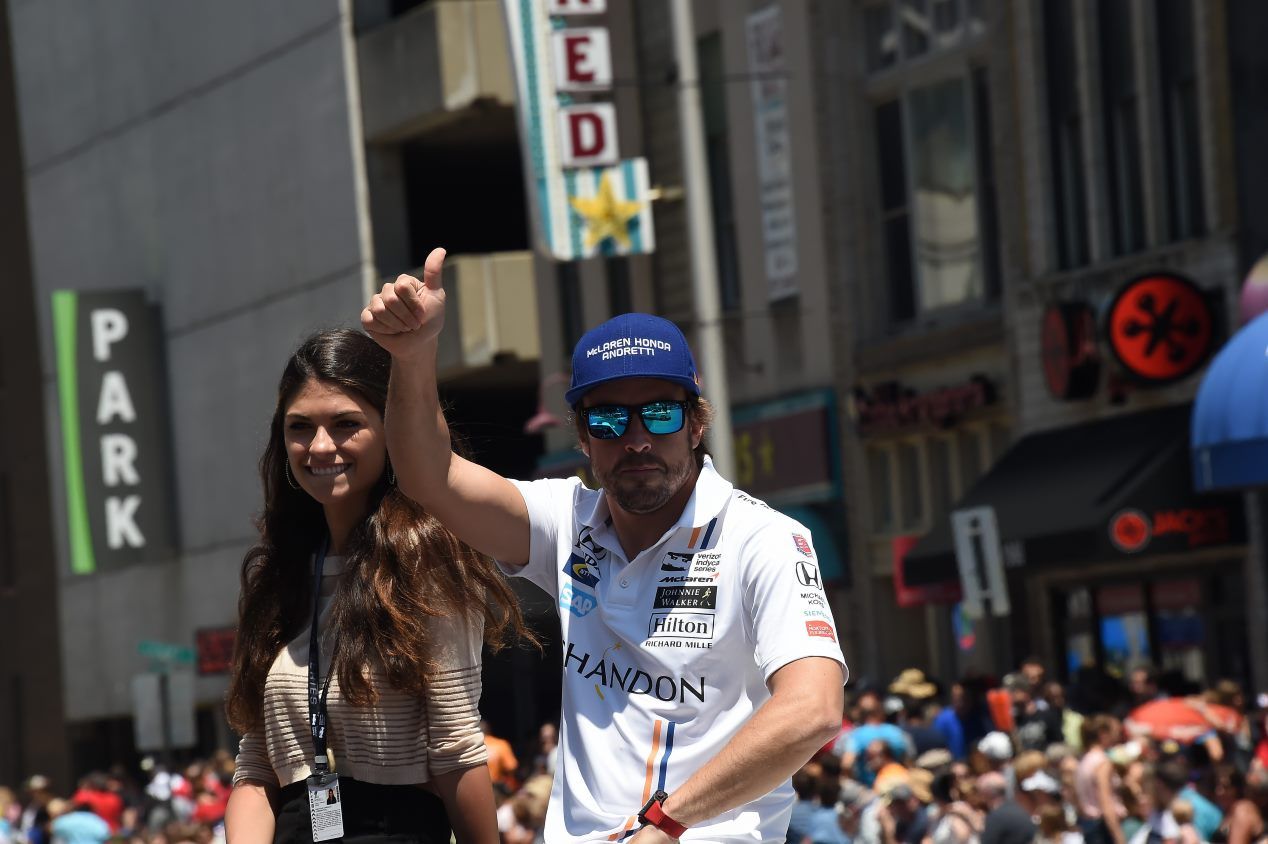 500 Millas de Indianápolis: Alonso y Linda Morselli, en el desfile previo