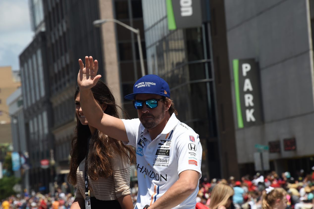 500 Millas de Indianápolis: Alonso y Linda Morselli, en el desfile previo