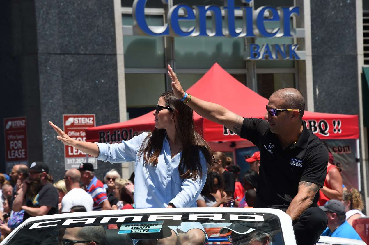 500 Millas de Indianápolis: Alonso y Linda Morselli, en el desfile previo