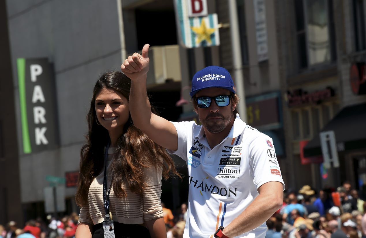 500 Millas de Indianápolis: Alonso y Linda Morselli, en el desfile previo