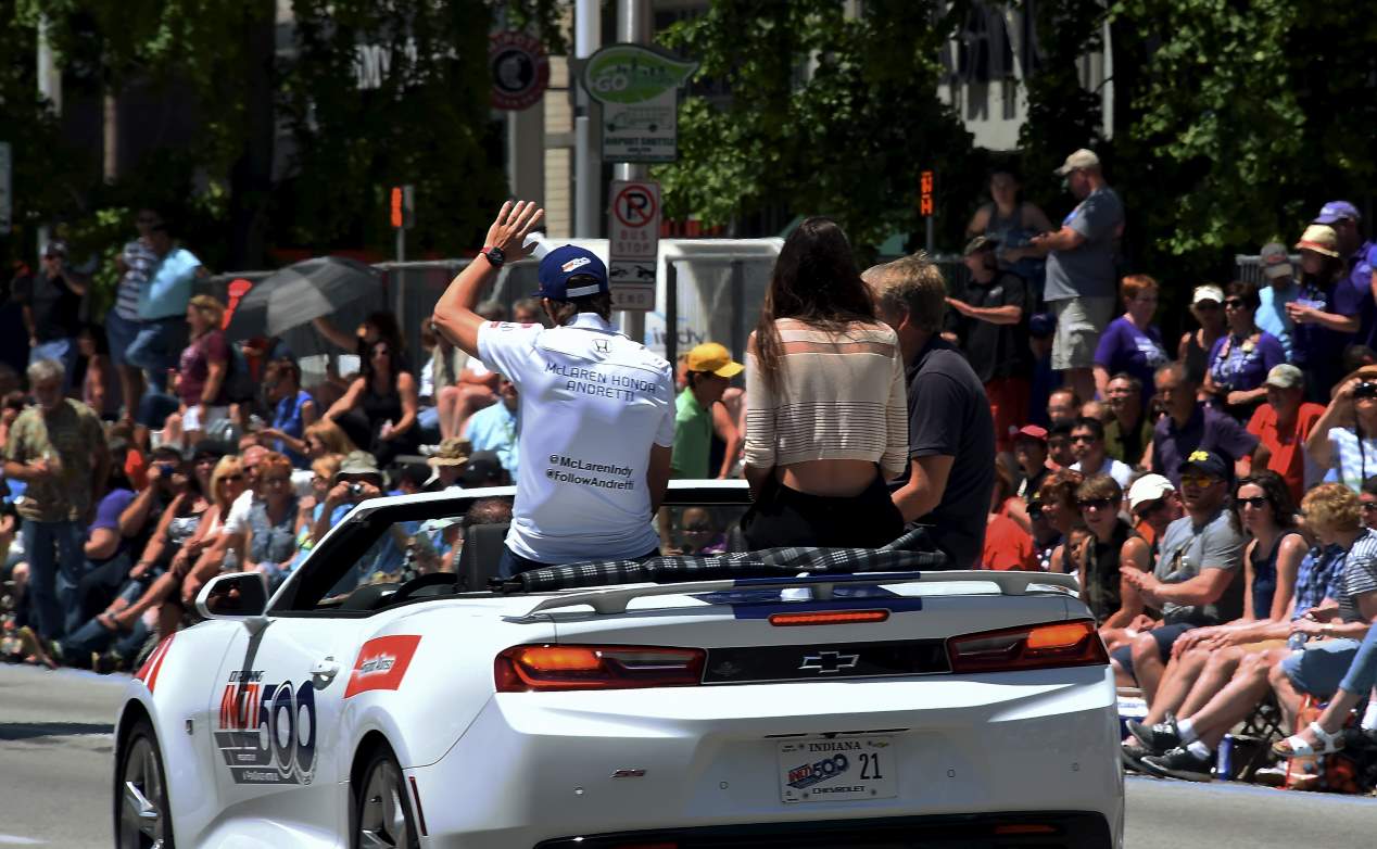 500 Millas de Indianápolis: Alonso y Linda Morselli, en el desfile previo