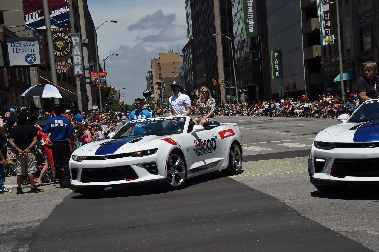 500 Millas de Indianápolis: Alonso y Linda Morselli, en el desfile previo