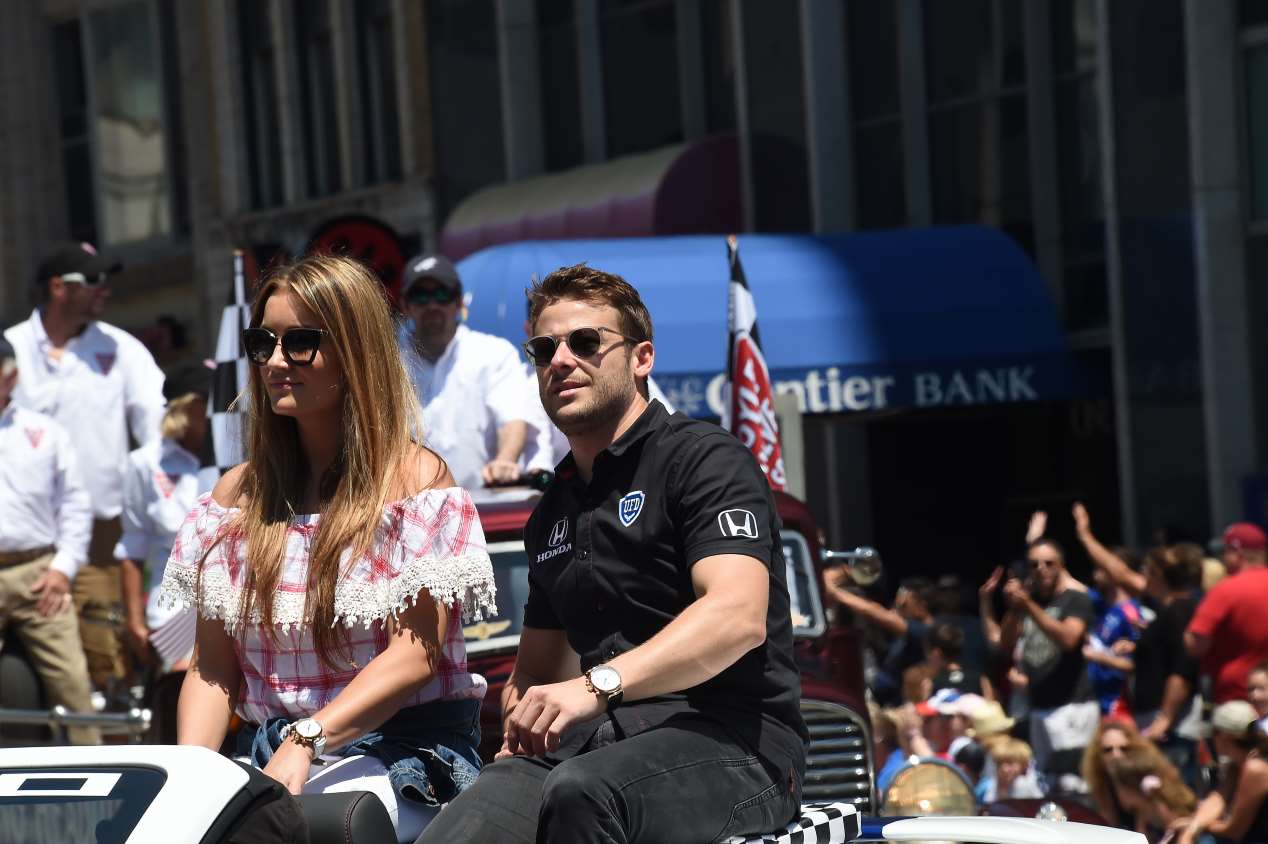 500 Millas de Indianápolis: Alonso y Linda Morselli, en el desfile previo