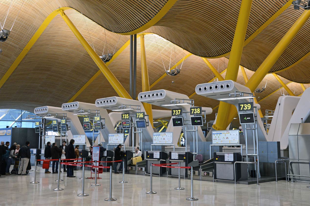 ¿Qué es más barato, aparcar dentro o fuera del aeropuerto?