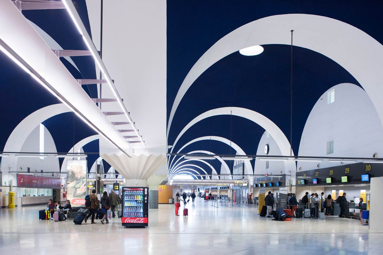 ¿Qué es más barato, aparcar dentro o fuera del aeropuerto?