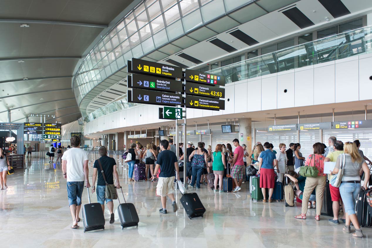 ¿Qué es más barato, aparcar dentro o fuera del aeropuerto?