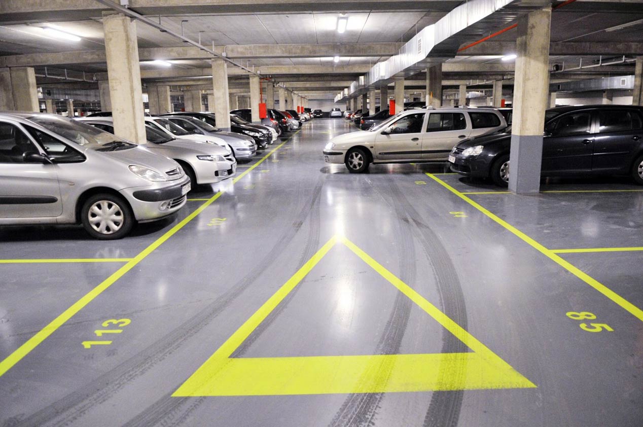 ¿Qué es más barato, aparcar dentro o fuera del aeropuerto?