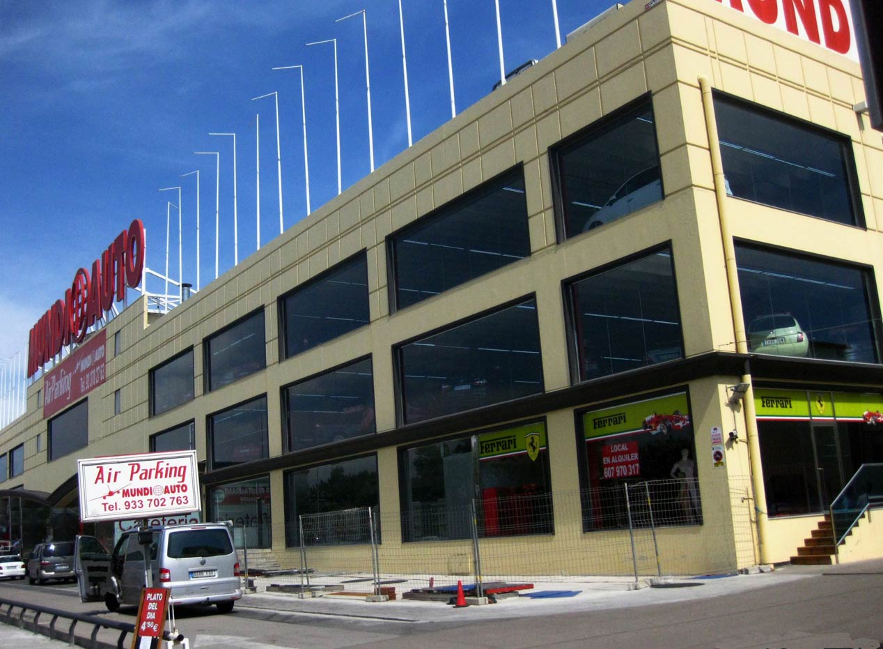 ¿Qué es más barato, aparcar dentro o fuera del aeropuerto?