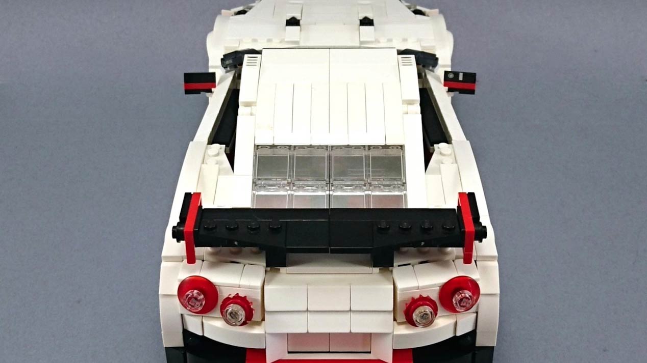Un Nissan GT-R Nismo a escala con piezas de Lego