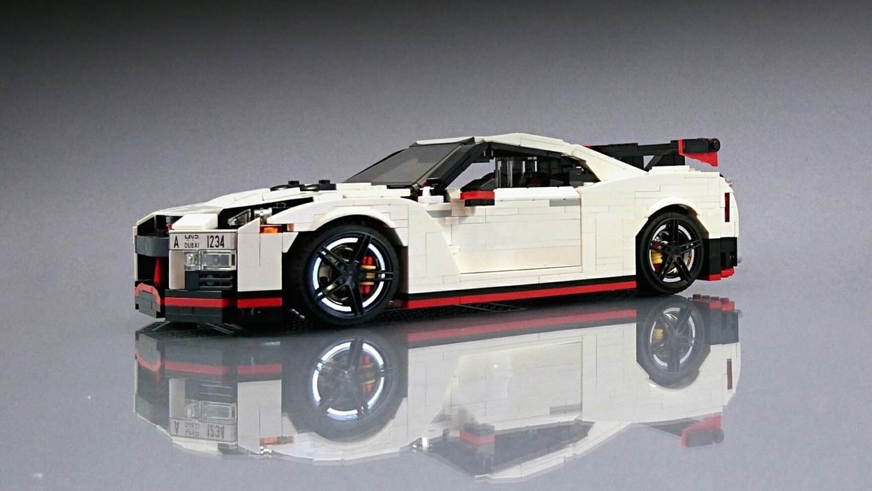 Un Nissan GT-R Nismo a escala con piezas de Lego