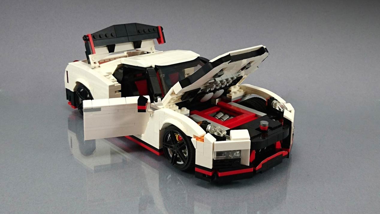 Un Nissan GT-R Nismo a escala con piezas de Lego
