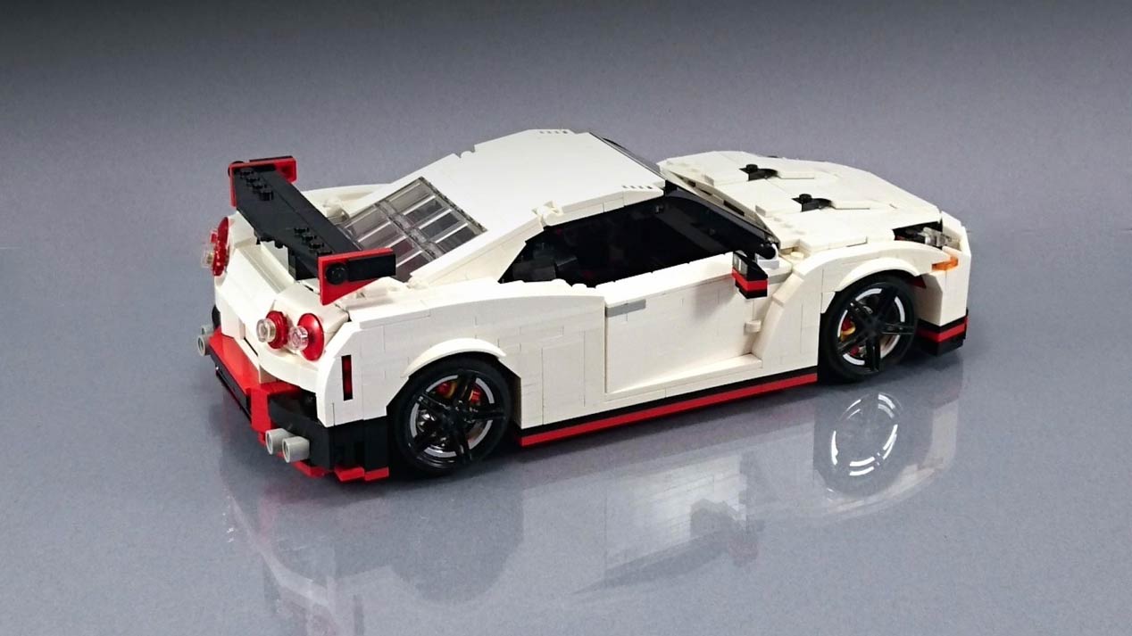 Un Nissan GT-R Nismo a escala con piezas de Lego
