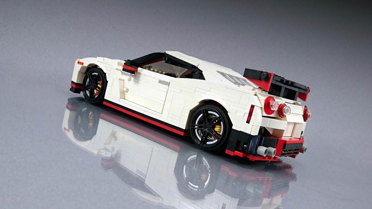 Un Nissan GT-R Nismo a escala con piezas de Lego