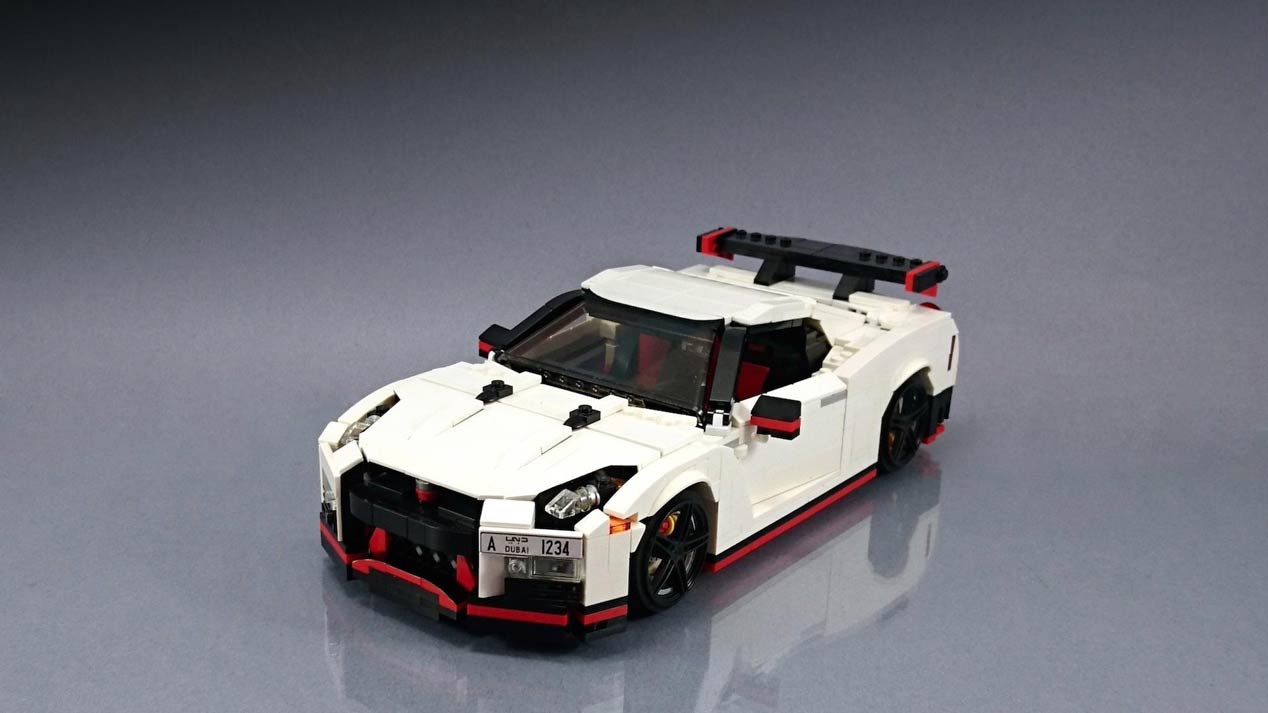 Un Nissan GT-R Nismo a escala con piezas de Lego
