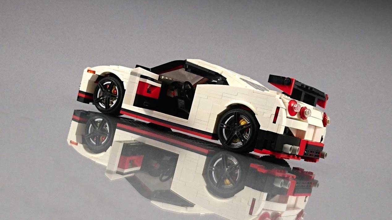 Un Nissan GT-R Nismo a escala con piezas de Lego