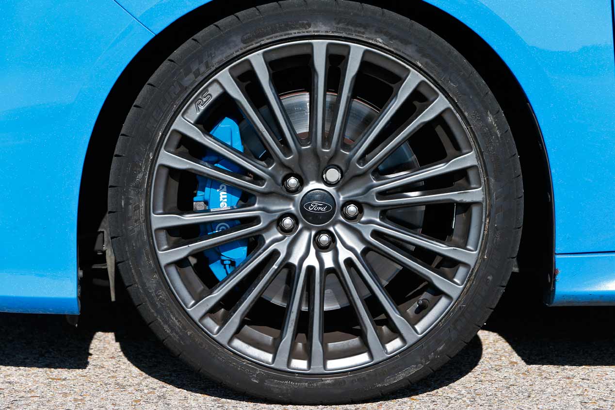 Duelo de compactos deportivos: Ford Focus RS vs Seat León Cupra