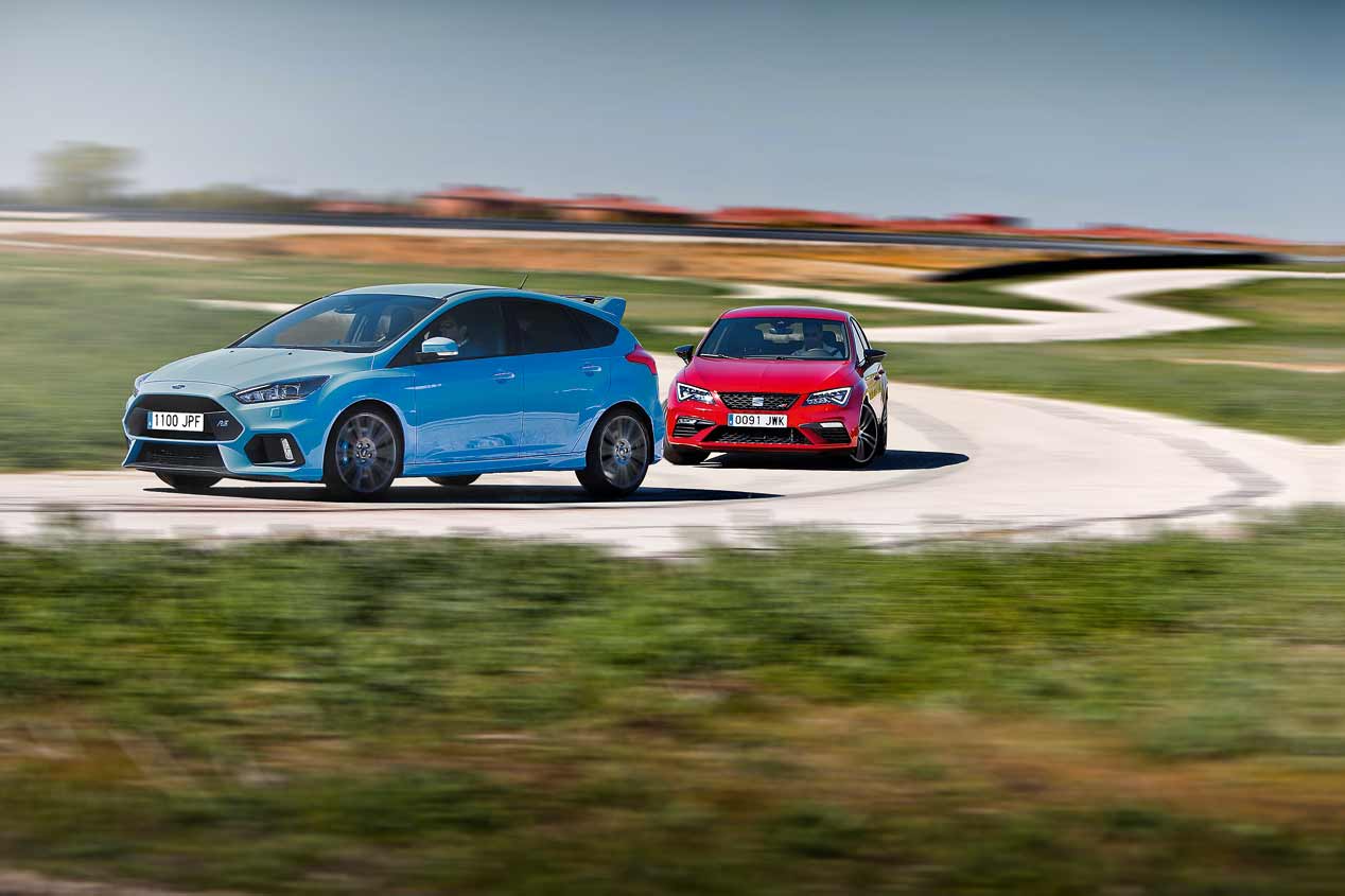 Duelo de compactos deportivos: Ford Focus RS vs Seat León Cupra