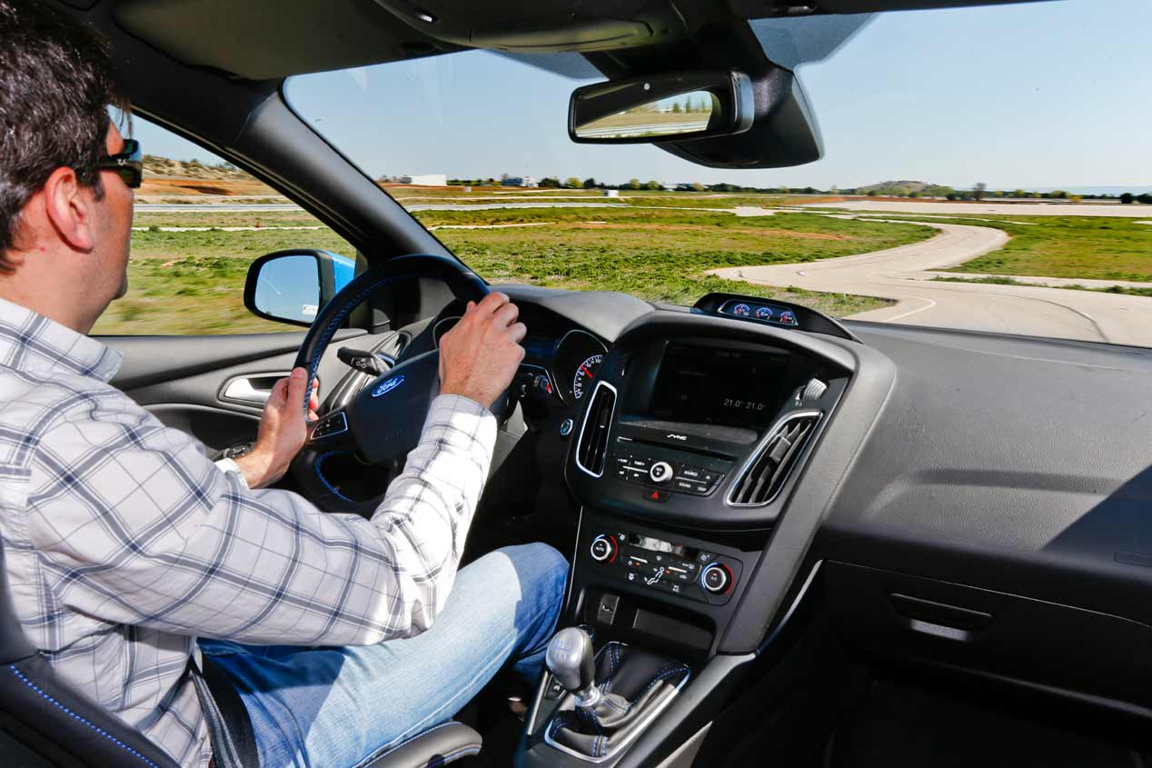 Duelo de compactos deportivos: Ford Focus RS vs Seat León Cupra