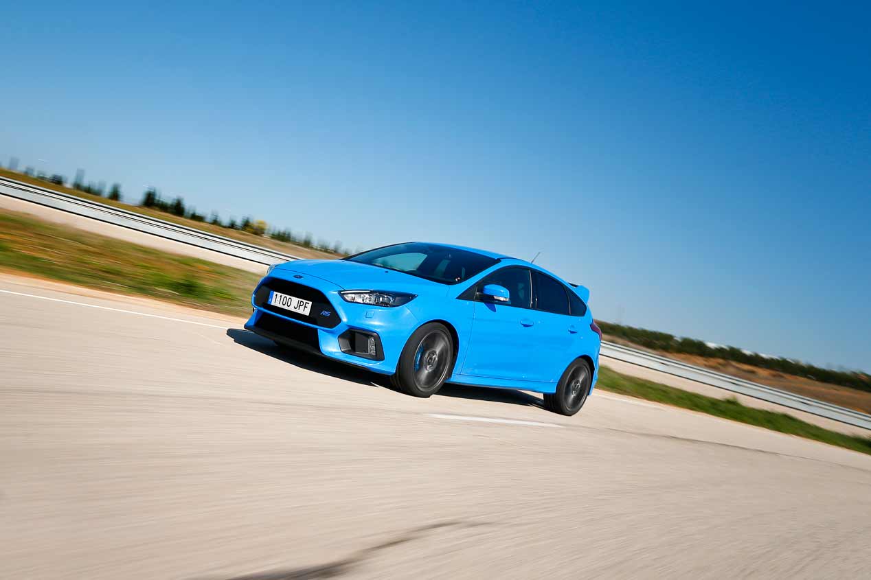 Duelo de compactos deportivos: Ford Focus RS vs Seat León Cupra