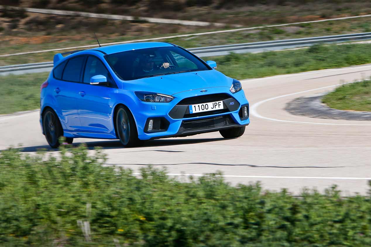 Duelo de compactos deportivos: Ford Focus RS vs Seat León Cupra