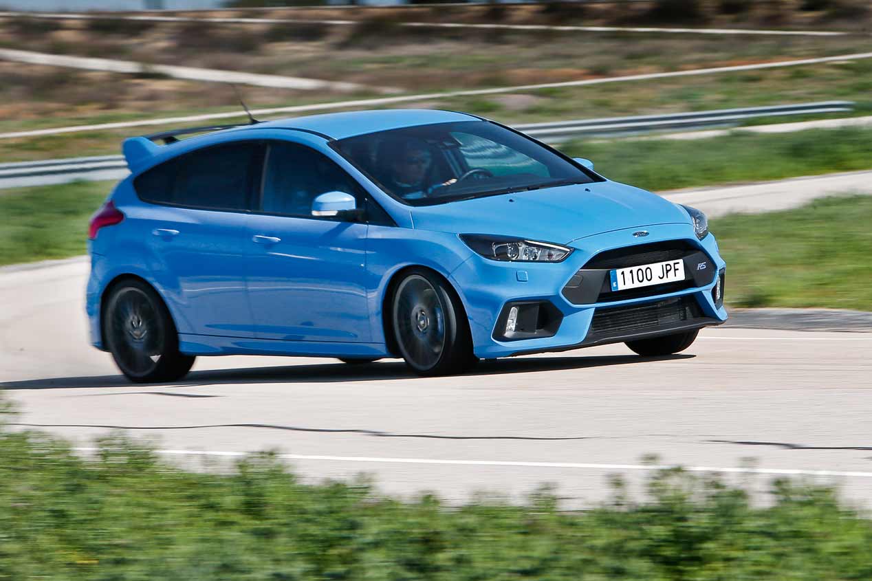 Duelo de compactos deportivos: Ford Focus RS vs Seat León Cupra
