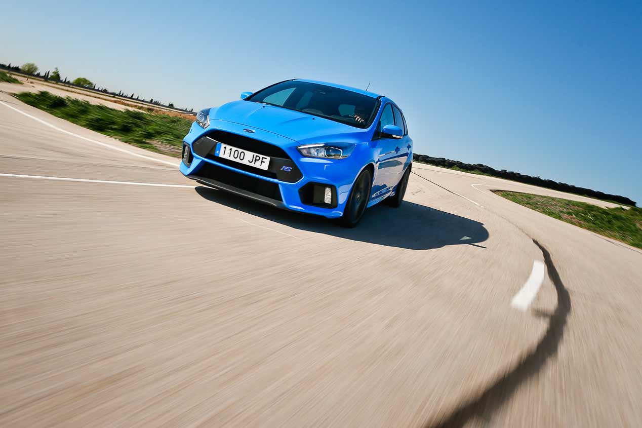 Duelo de compactos deportivos: Ford Focus RS vs Seat León Cupra