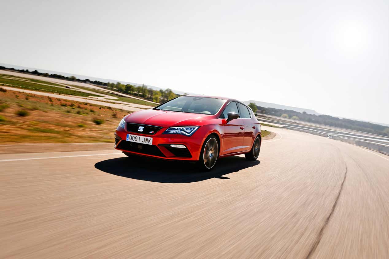 Duelo de compactos deportivos: Ford Focus RS vs Seat León Cupra