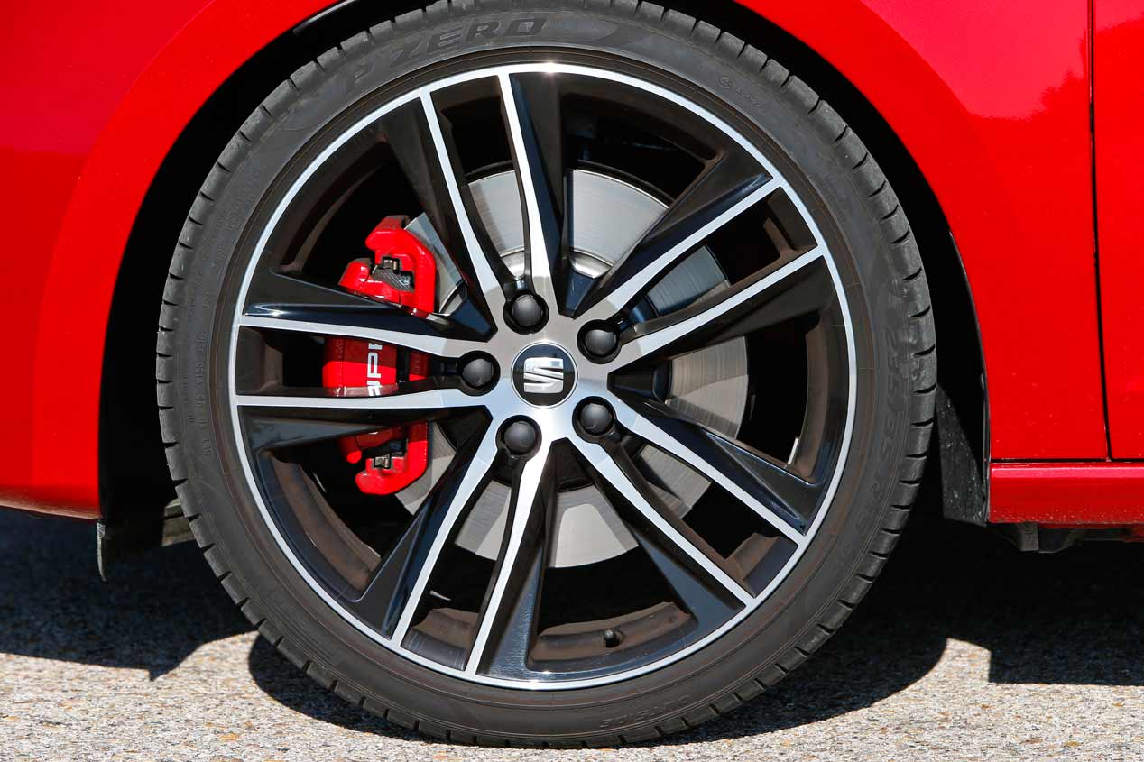 Duelo de compactos deportivos: Ford Focus RS vs Seat León Cupra