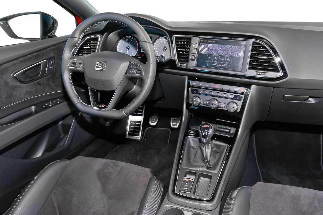 Duelo de compactos deportivos: Ford Focus RS vs Seat León Cupra