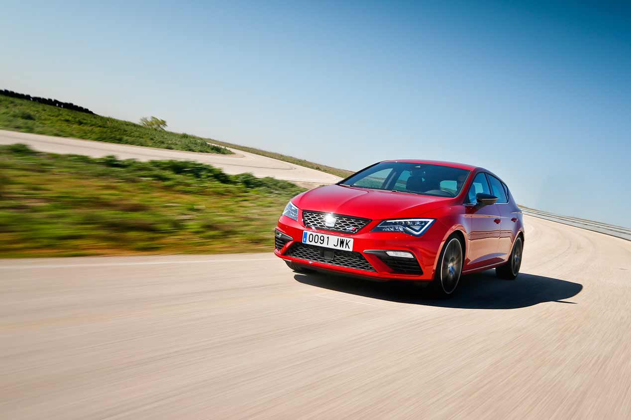 Duelo de compactos deportivos: Ford Focus RS vs Seat León Cupra