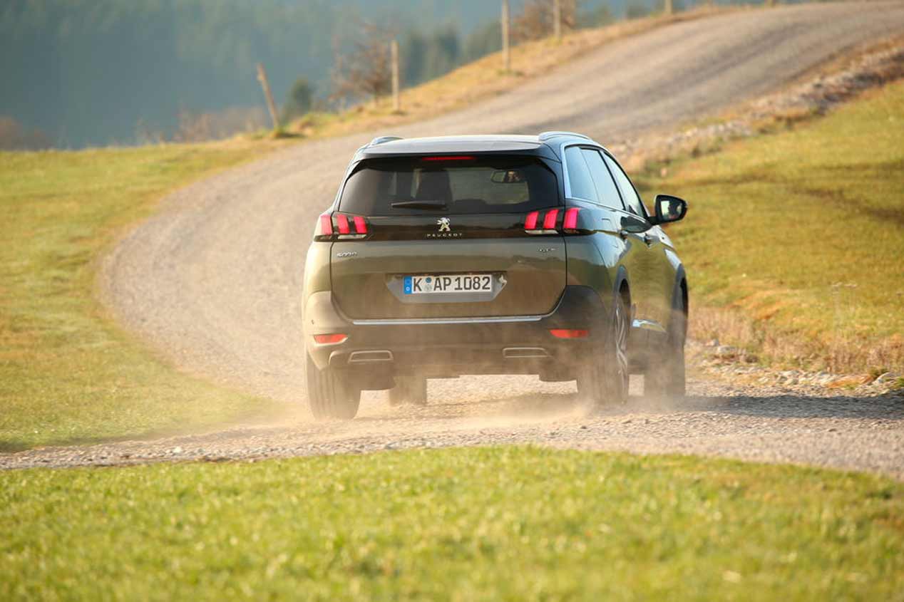 Nissan Qashqai vs X-Trail, Peugeot 3008 vs 5008 y Renault Kadjar vs Koelos: ¿enemigos SUV en casa?