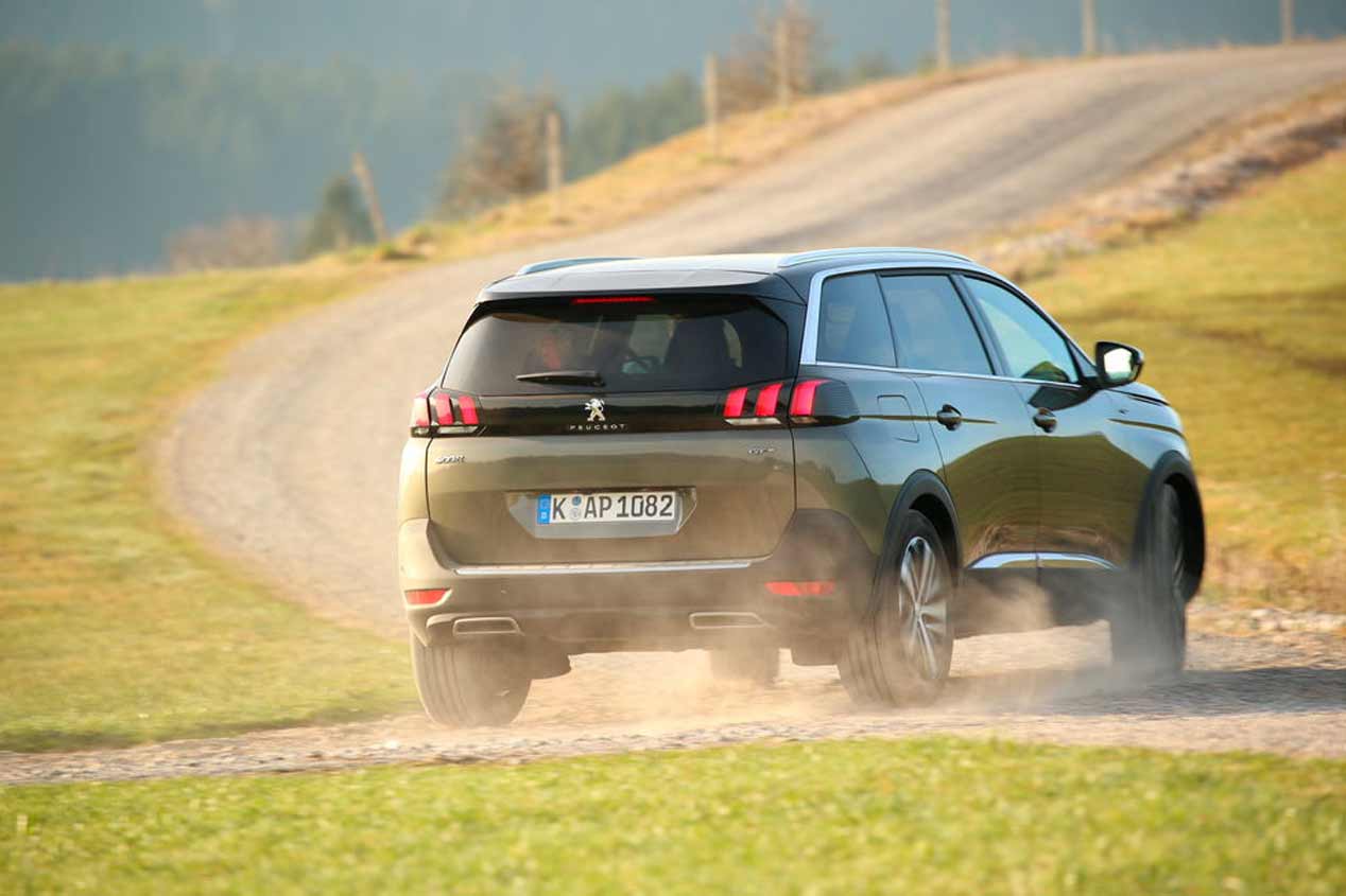 Nissan Qashqai vs X-Trail, Peugeot 3008 vs 5008 y Renault Kadjar vs Koelos: ¿enemigos SUV en casa?
