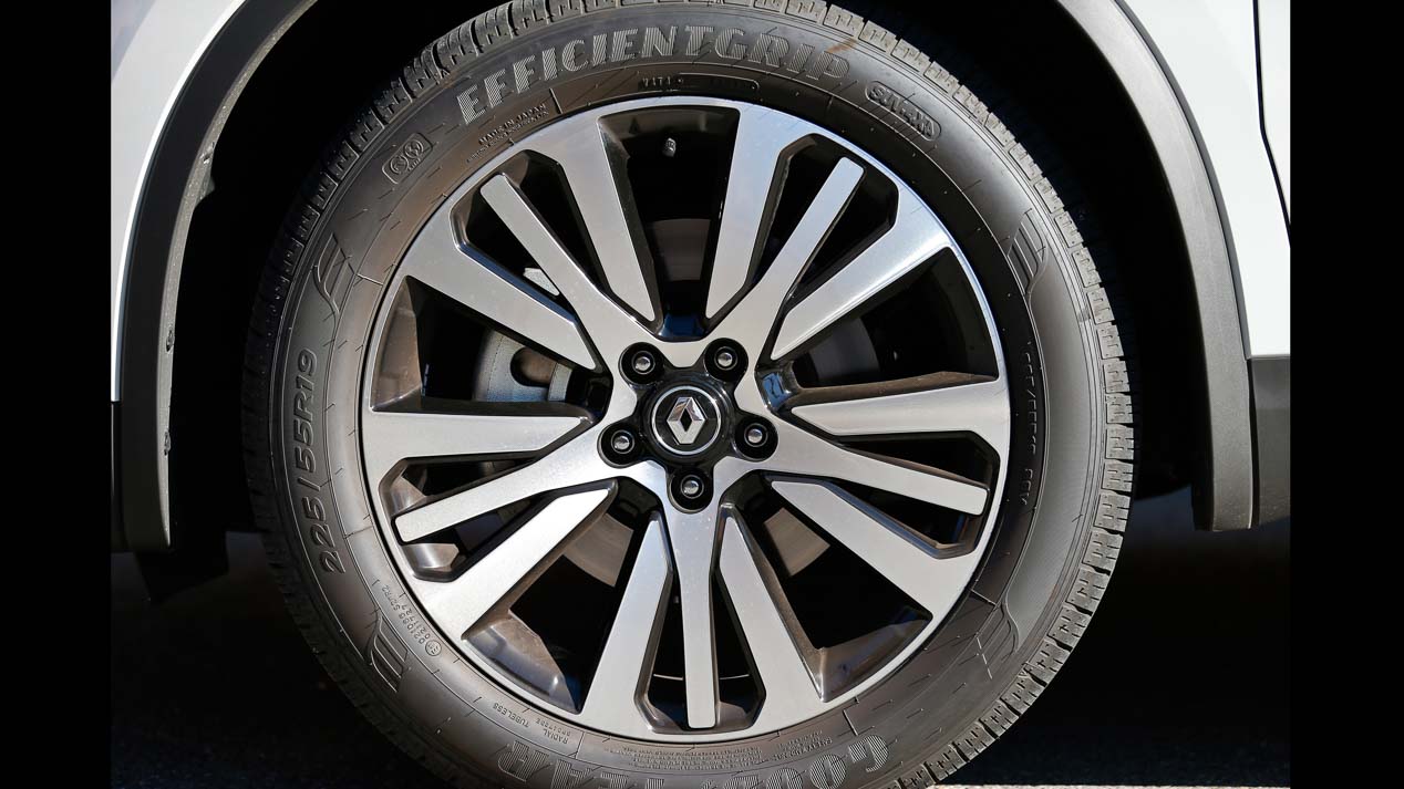 Nissan Qashqai vs X-Trail, Peugeot 3008 vs 5008 y Renault Kadjar vs Koelos: ¿enemigos SUV en casa?