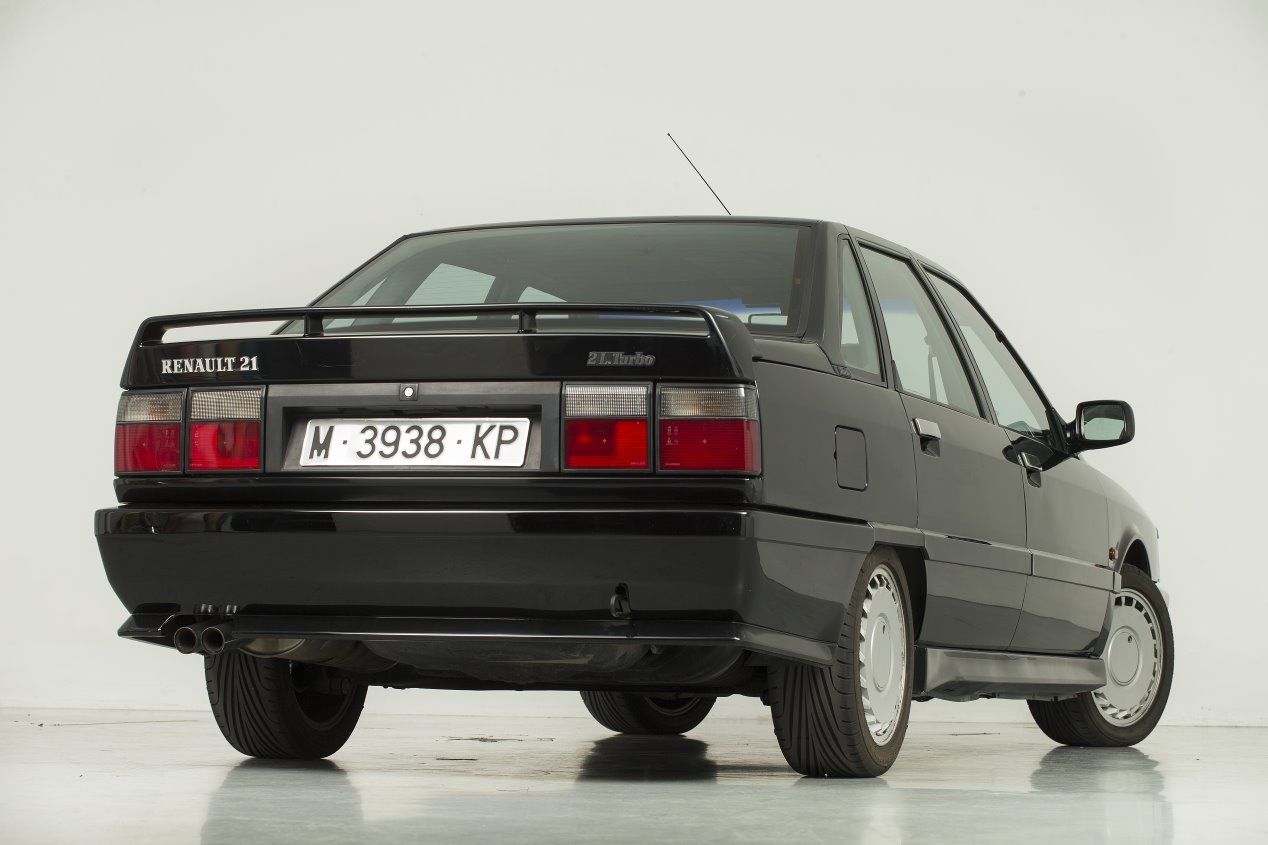 Renault 21 2L Turbo: historia y fotos de una berlina mítica