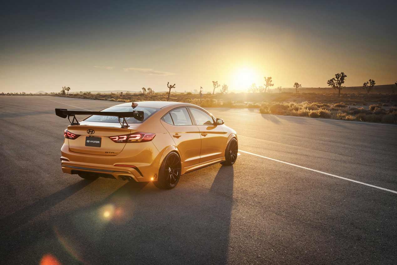 Deportivos, SUV... ¡Y coches de tres ejes! Lo mejor del SEMA 2017