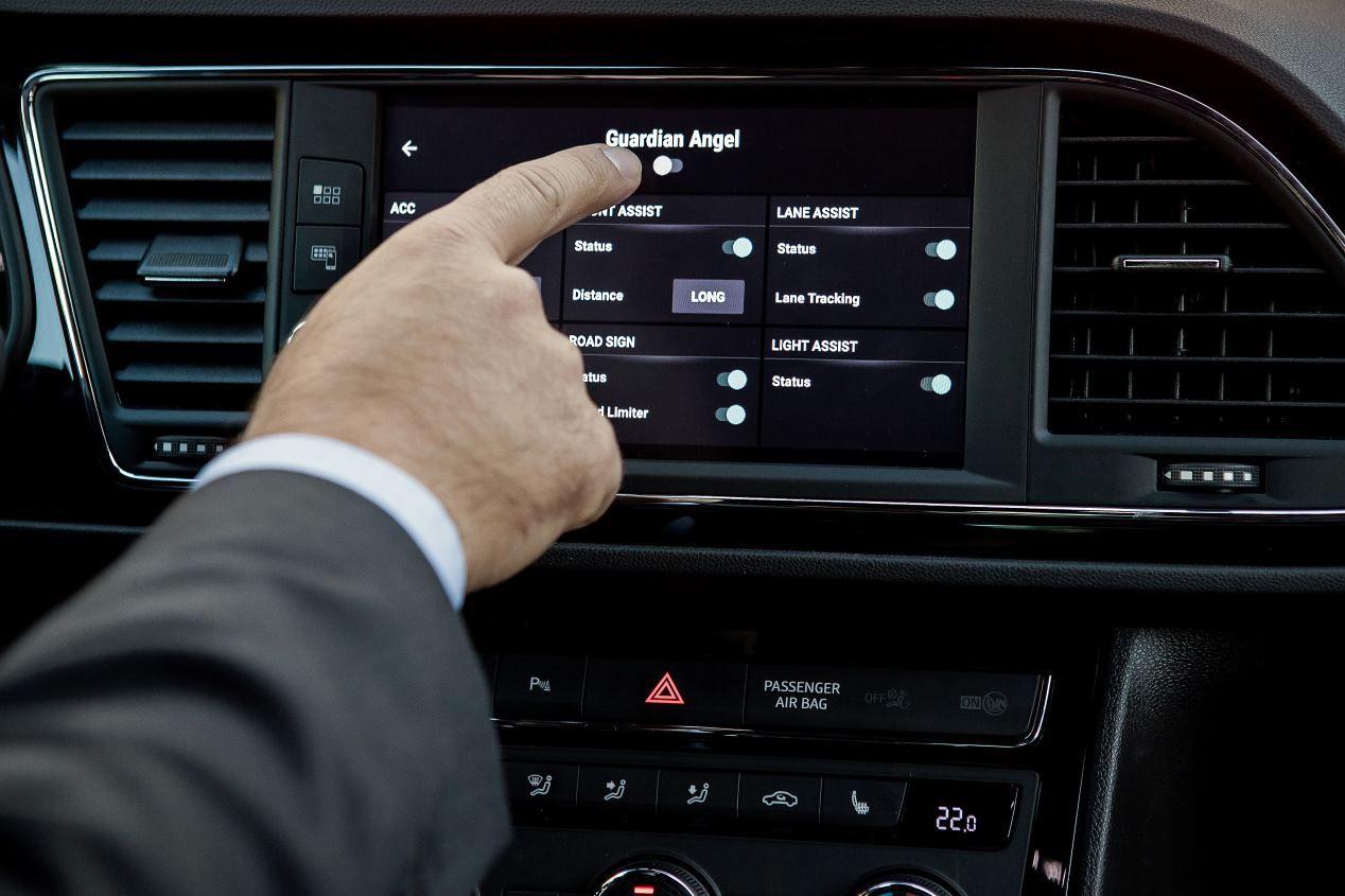 Seat León Cristóbal: el coche que será tu ángel de la guarda