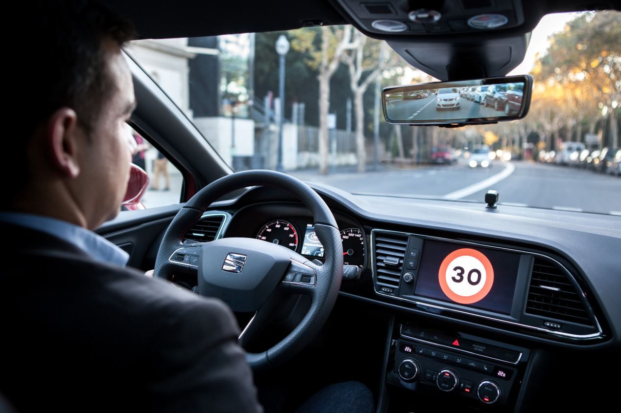 Seat León Cristóbal: el coche que será tu ángel de la guarda