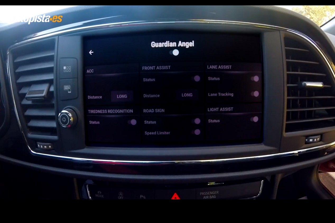 Seat León Cristóbal: el coche que será tu ángel de la guarda