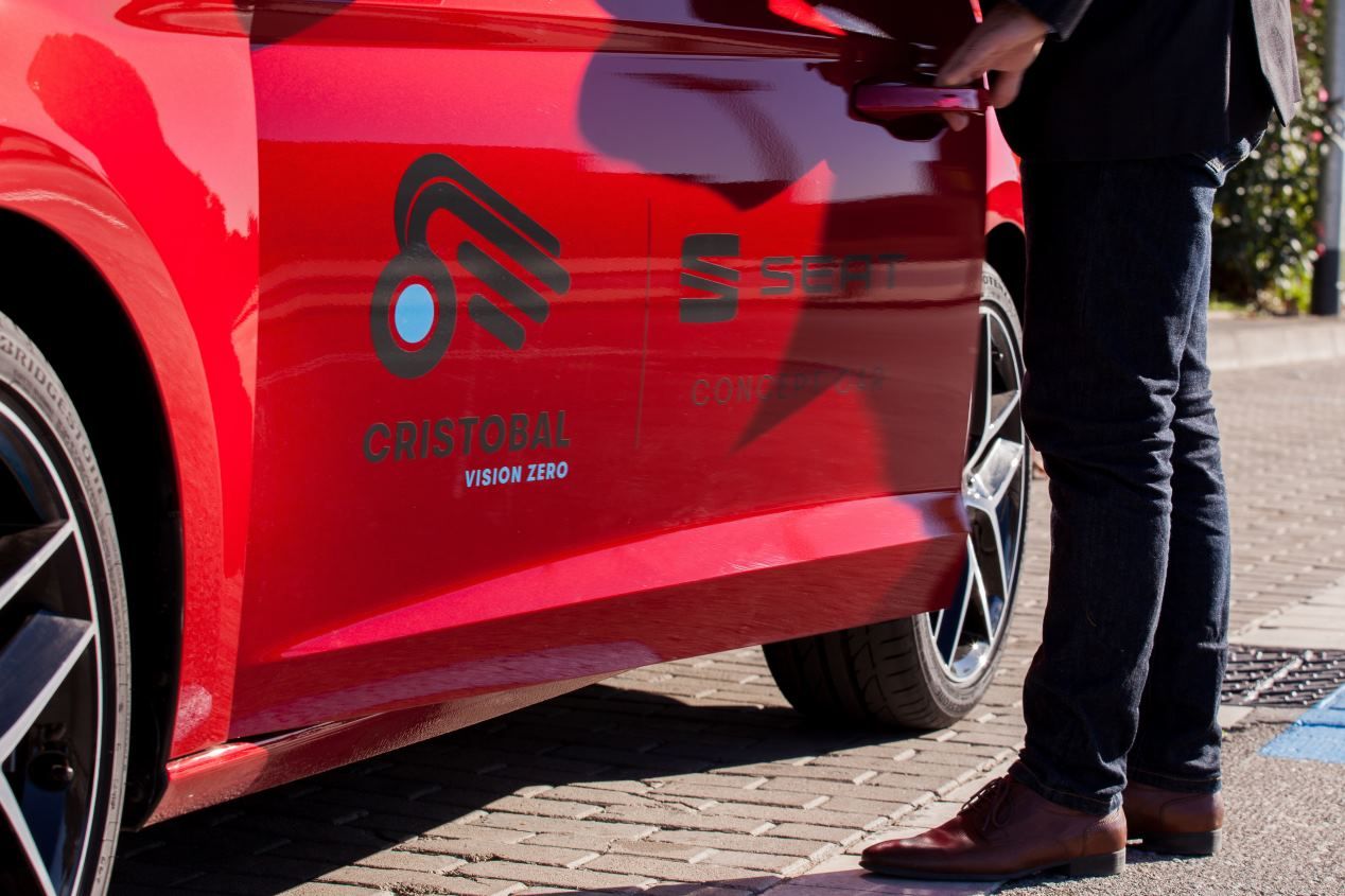 Seat León Cristóbal: el coche que será tu ángel de la guarda