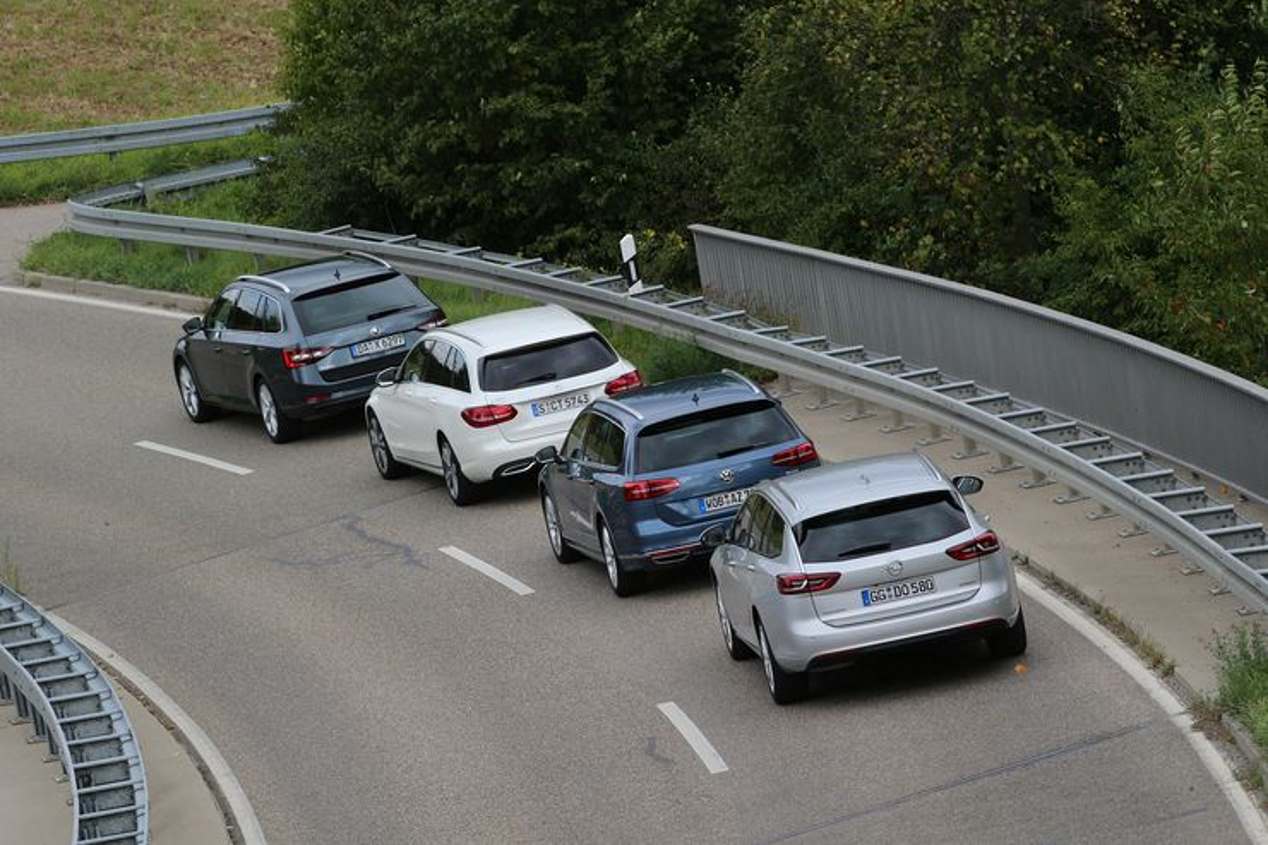 Comparativa berlinas familiares: VW Passat, Opel Insignia, Skoda Superb y Mercedes Clase C
