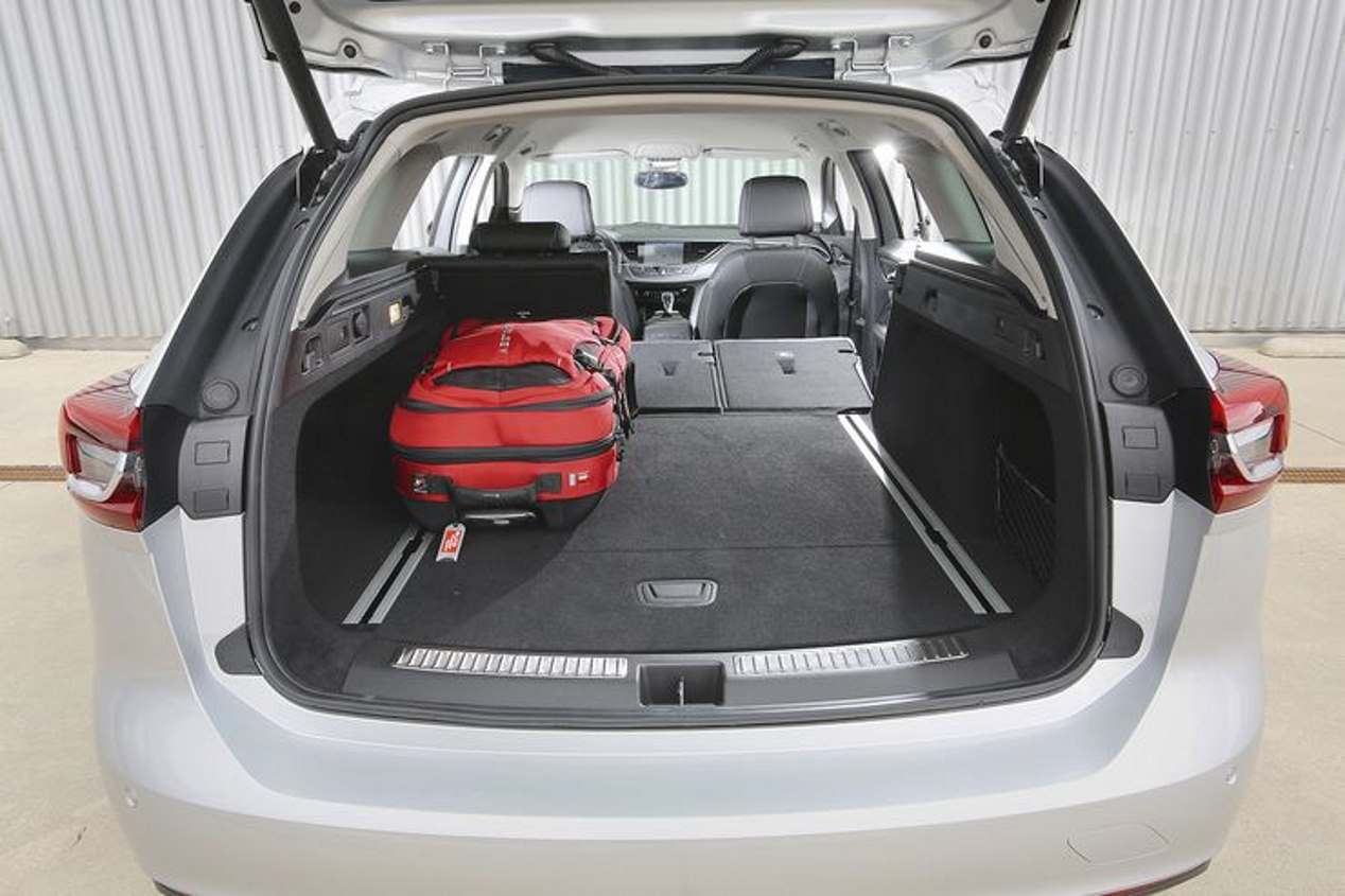 Comparativa berlinas familiares: VW Passat, Opel Insignia, Skoda Superb y Mercedes Clase C