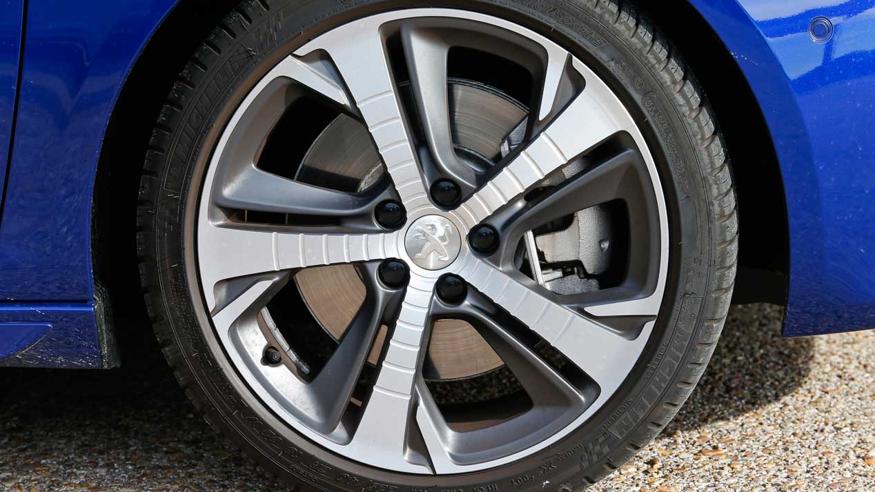 Comparativa: Peugeot 308 2.0 BlueHDi EAT8 vs VW Golf 2.0 TDI GTD DSG
