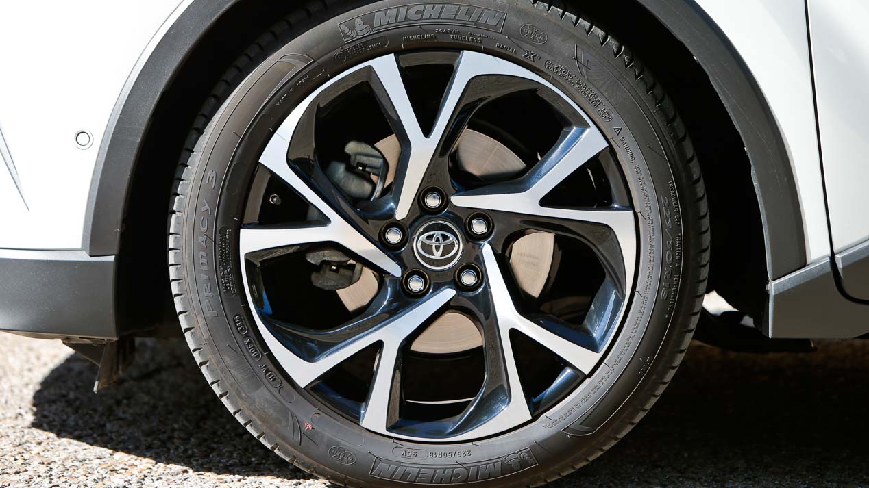 Las ruedas y las llantas de los nuevos coches y SUV