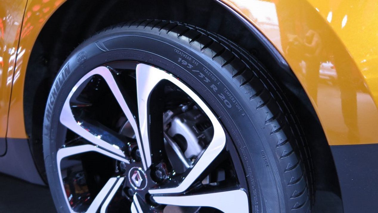 Las ruedas y las llantas de los nuevos coches y SUV