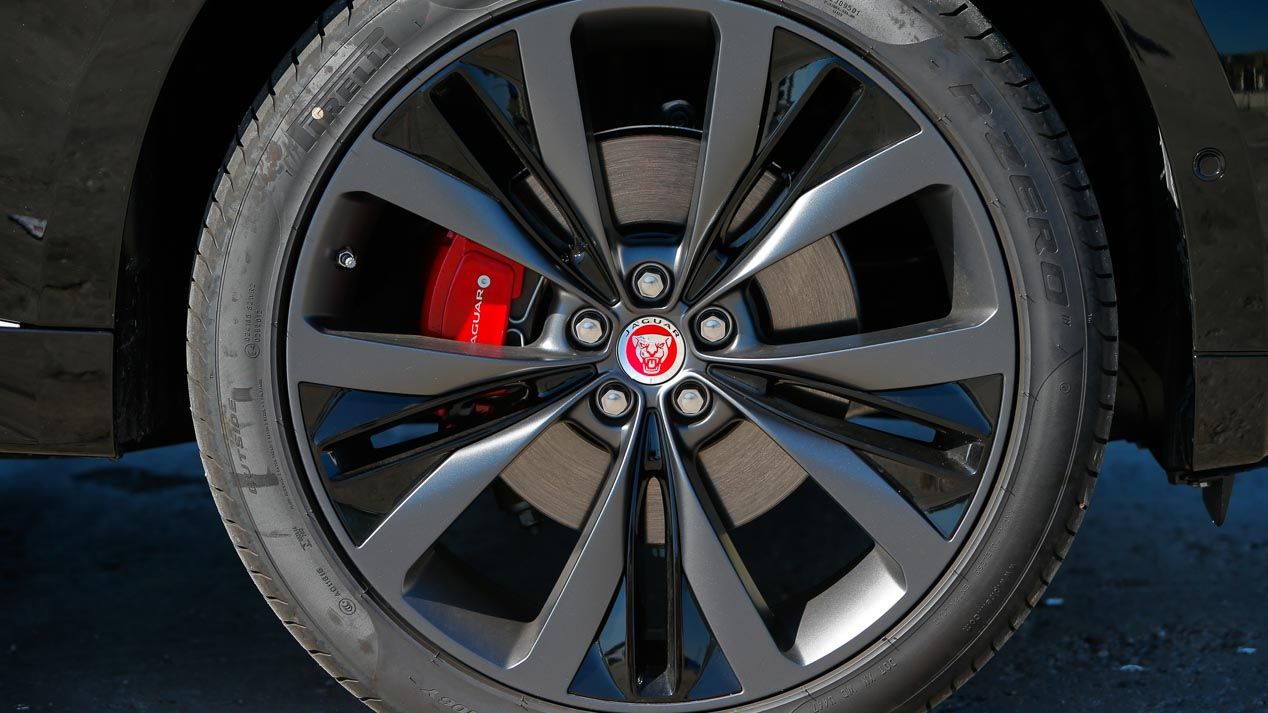 Las ruedas y las llantas de los nuevos coches y SUV